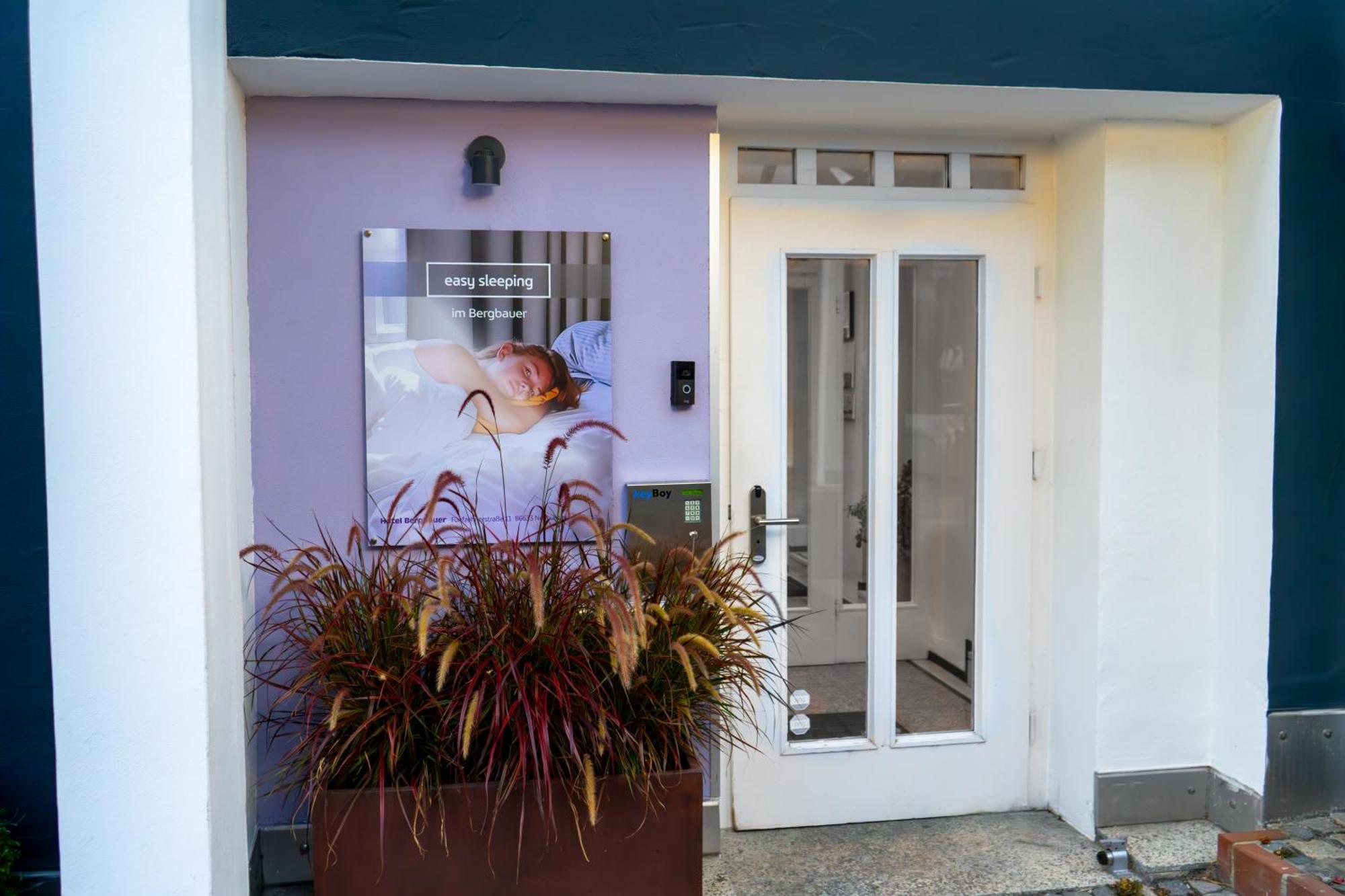 Hotel Bergbauer Mit Late-Self-Check-In Neuburg an Der Donau Exterior foto
